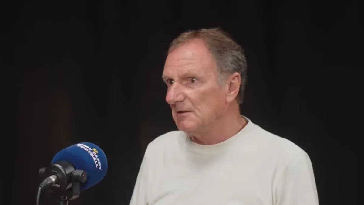 Hombre hablando en un micrófono durante entrevista Hombre hablando en un micrófono durante entrevista
