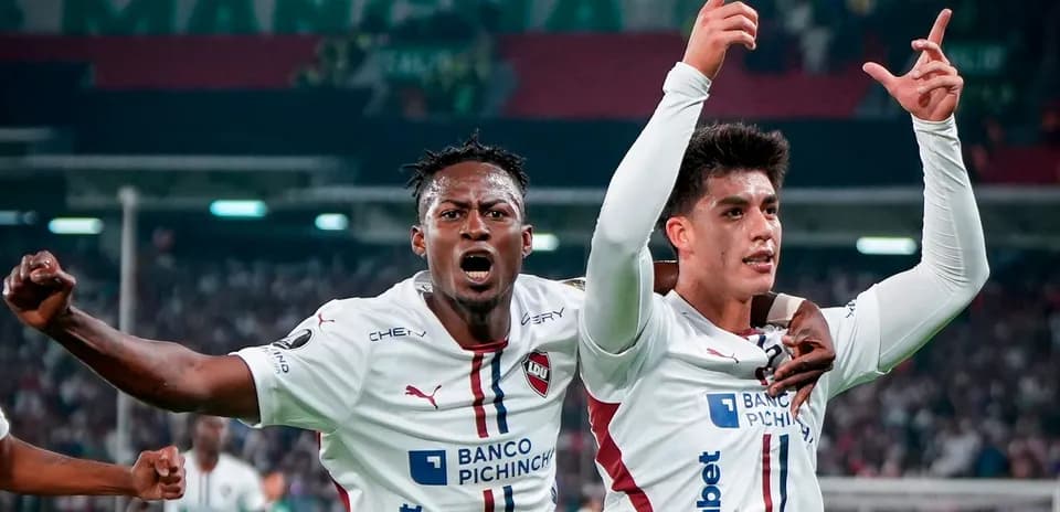 Jugadores de LDU de Quito celebrando un gol Jugadores de LDU de Quito celebrando un gol