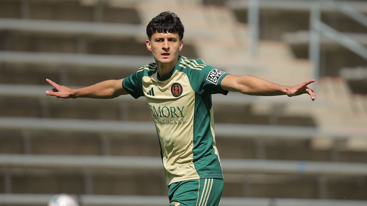 Jugador de Atlanta United II señalando durante el partido Jugador de Atlanta United II señalando durante el partido
