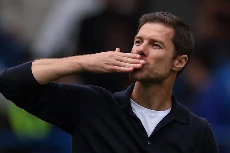 Entrenador saludando a los aficionados con un beso Entrenador saludando a los aficionados con un beso