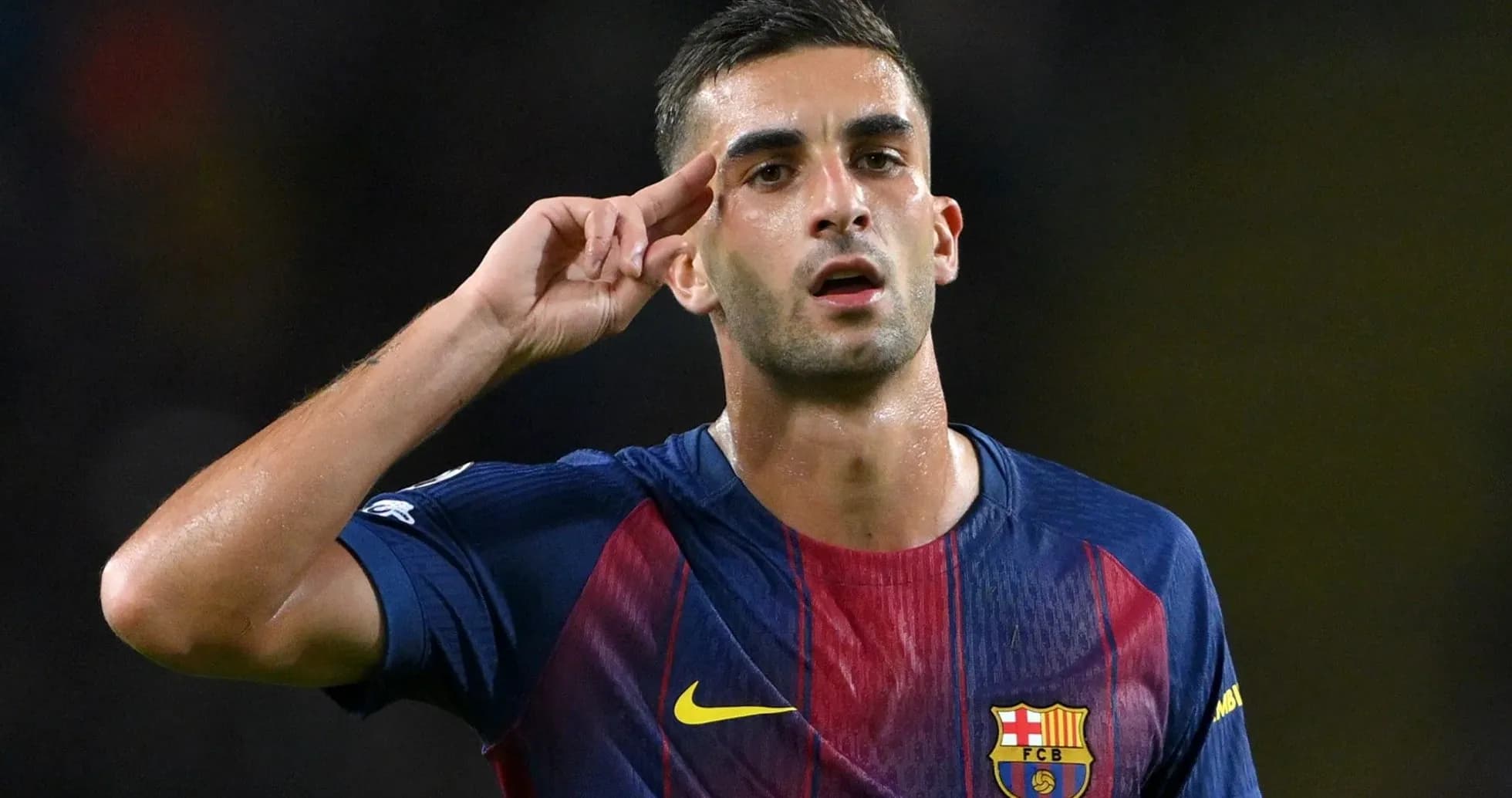 Jugador de fútbol saludando tras anotar un gol Jugador de fútbol saludando tras anotar un gol
