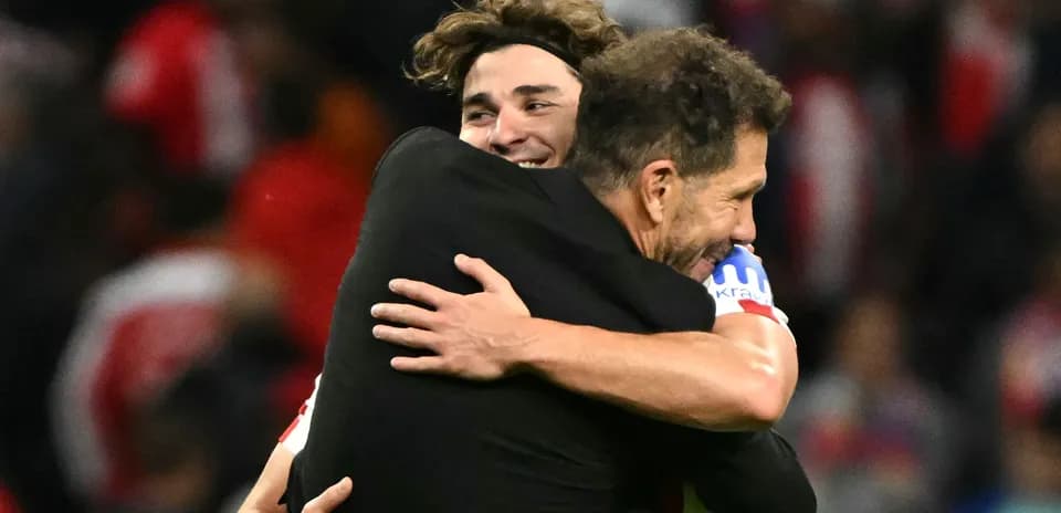 Entrenador y jugador abrazándose tras el partido Entrenador y jugador abrazándose tras el partido