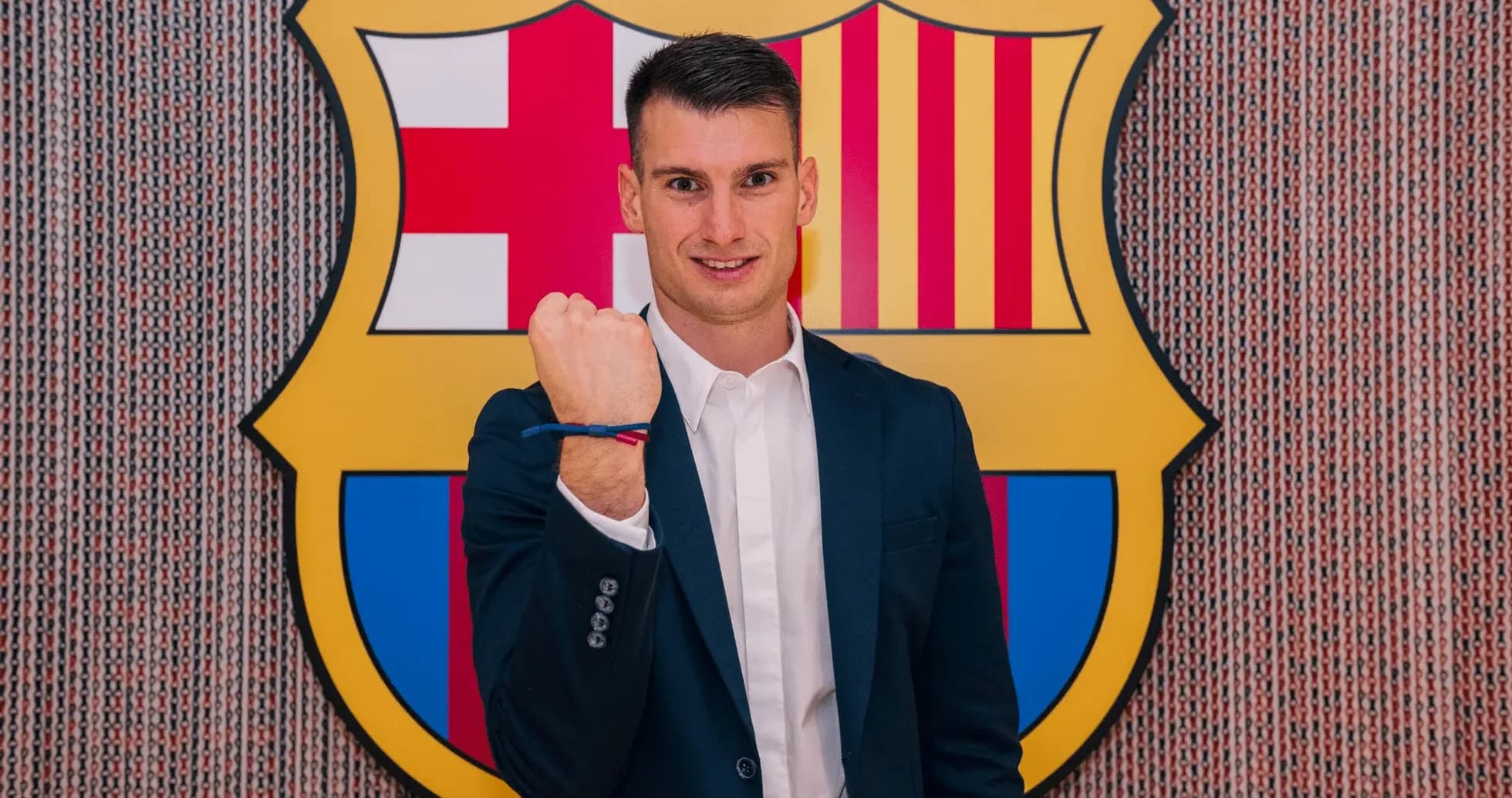 Jugador posando con el escudo del FC Barcelona Jugador posando con el escudo del FC Barcelona