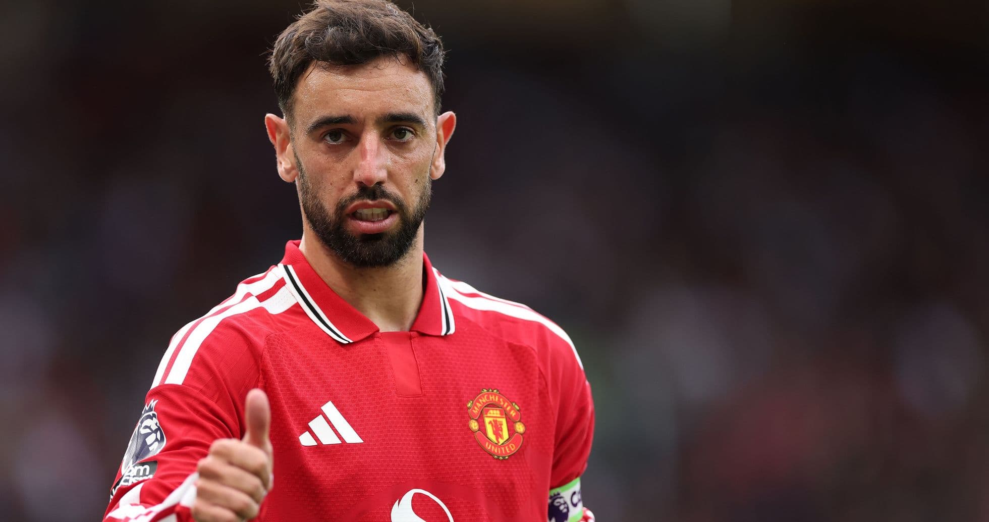 Bruno Fernandes con camiseta de Manchester United dando pulgar arriba Bruno Fernandes con camiseta de Manchester United dando pulgar arriba