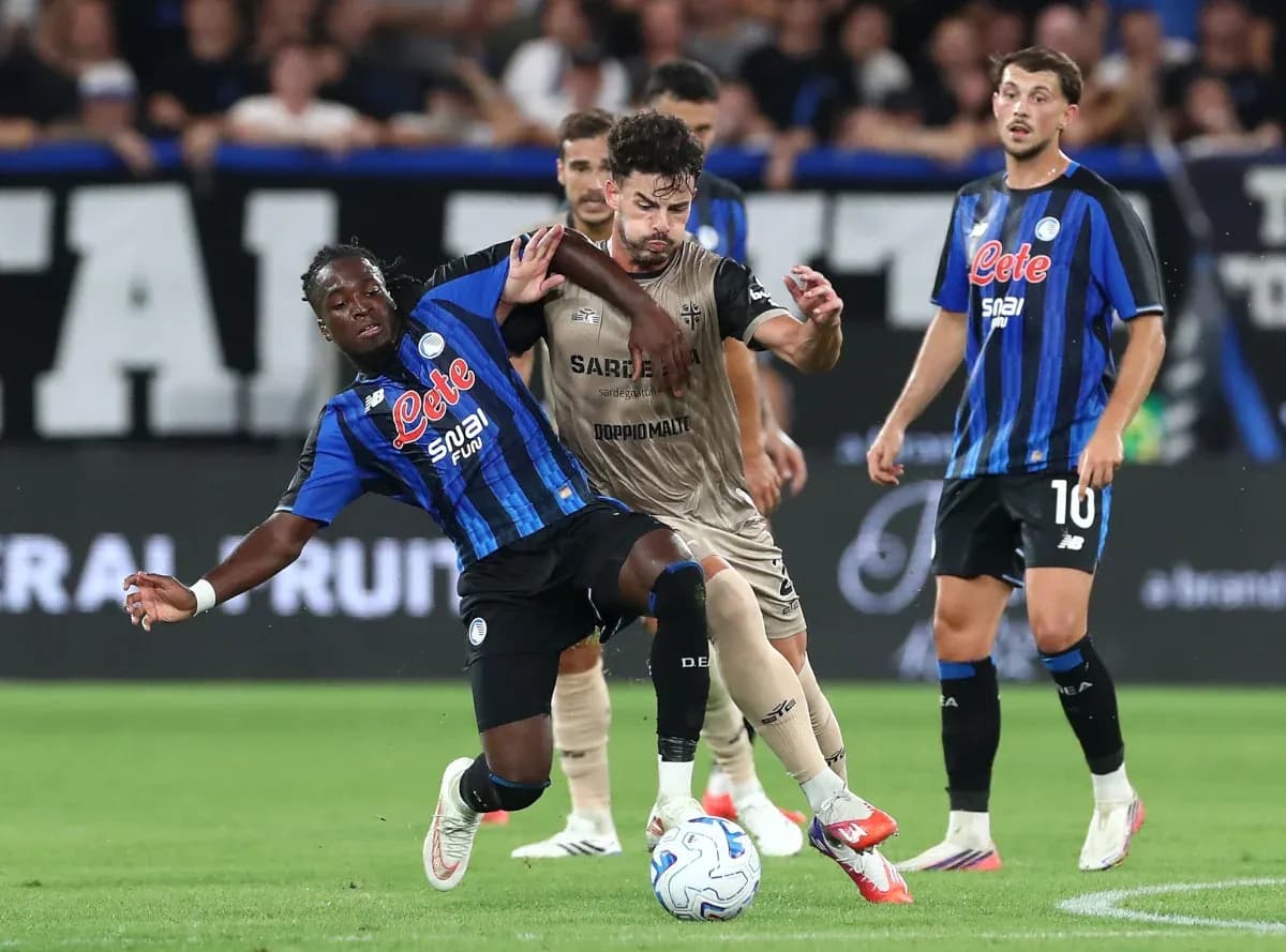 Jugador de Atalanta en acción durante el partido Jugador de Atalanta en acción durante el partido