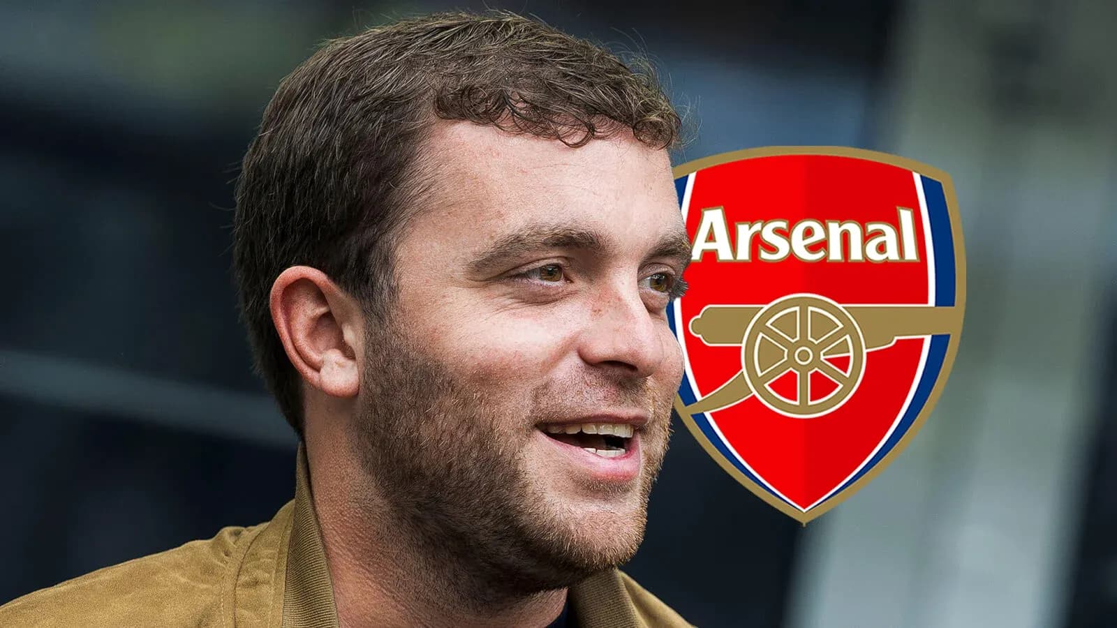 Persona sonriendo con el logo de Arsenal detrás Persona sonriendo con el logo de Arsenal detrás