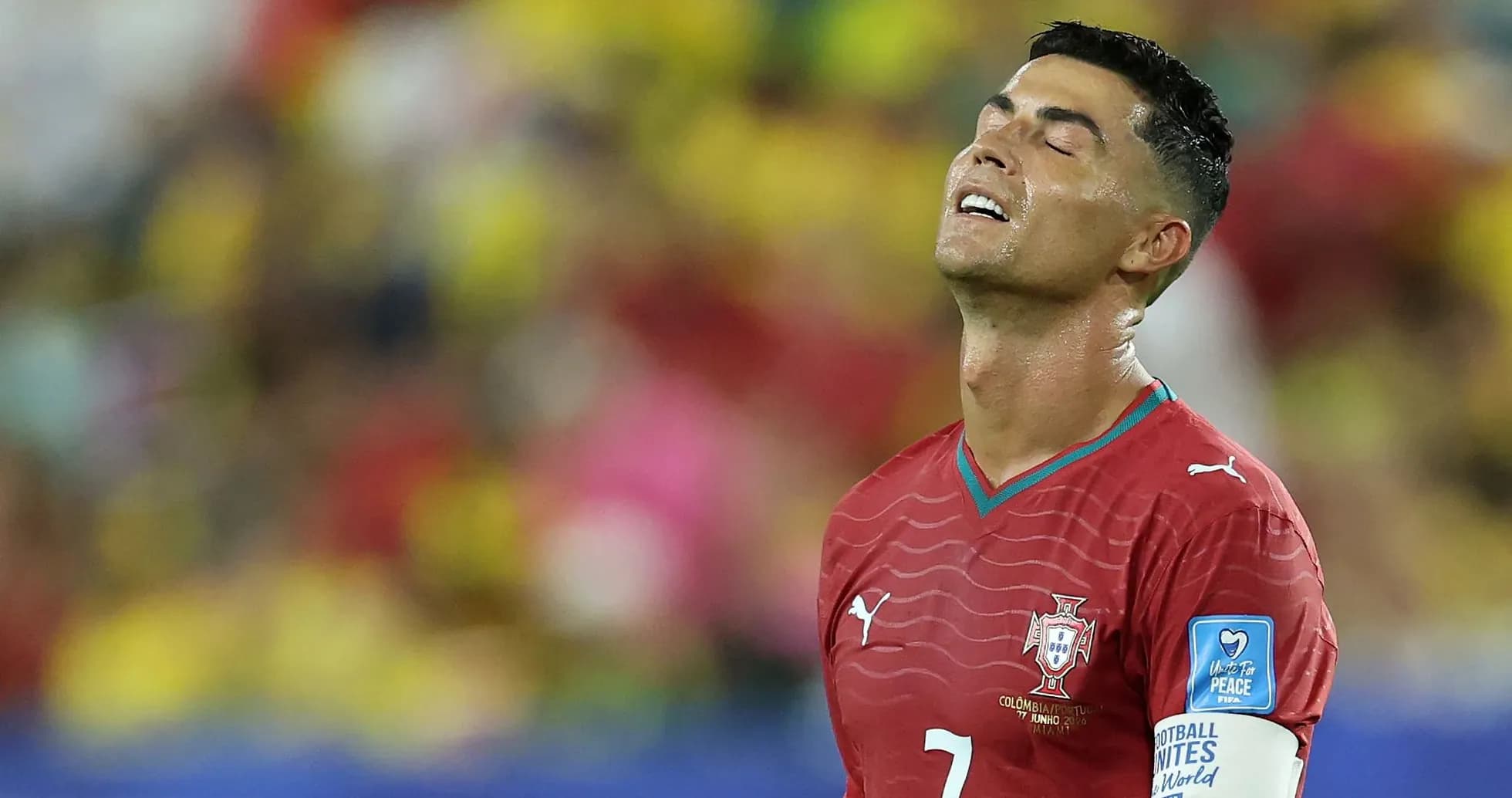 Jugador de Portugal con expresión de frustración en el campo Jugador de Portugal con expresión de frustración en el campo
