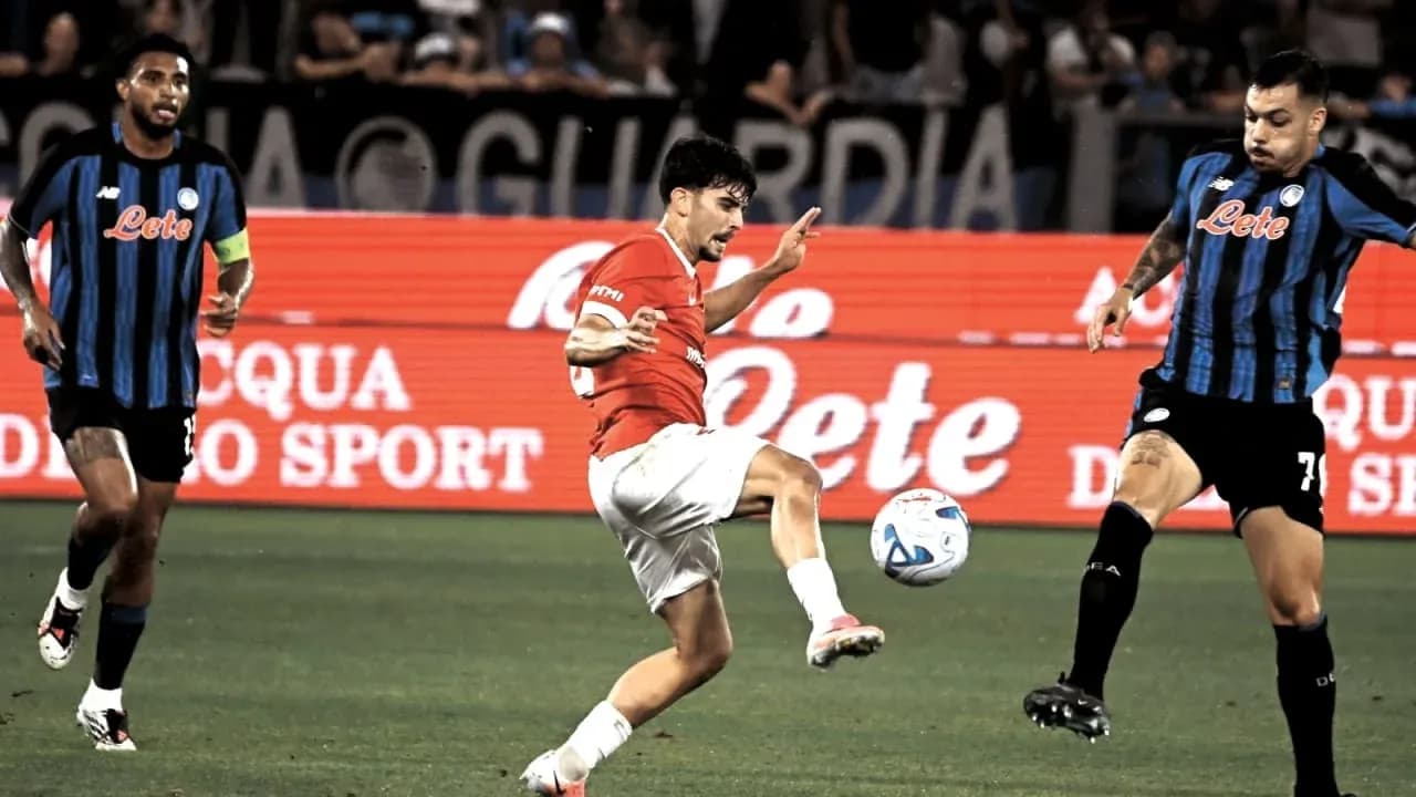 Jugador pateando el balón en un partido de fútbol Jugador pateando el balón en un partido de fútbol