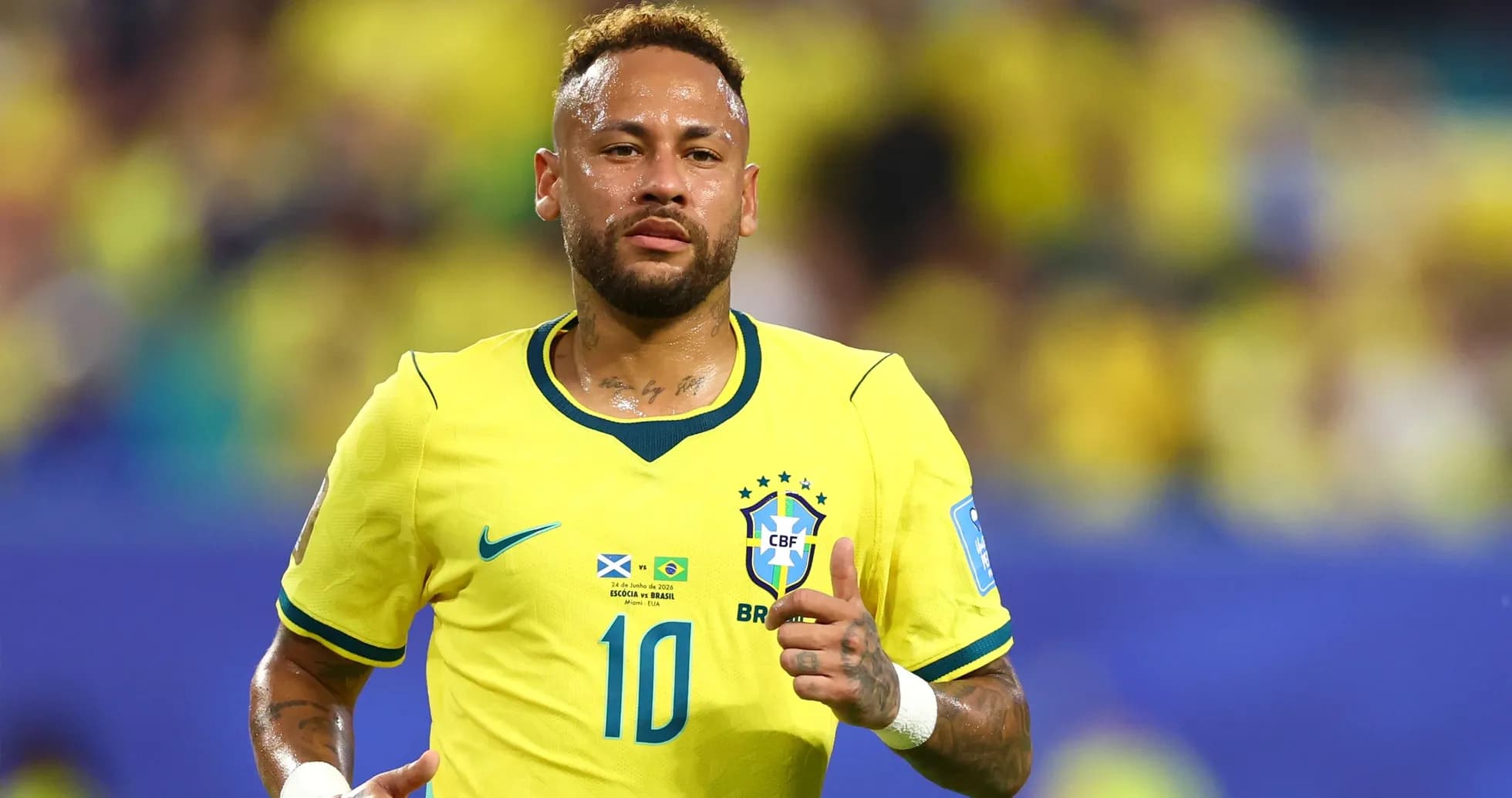 Neymar corriendo en partido con Brasil Neymar corriendo en partido con Brasil