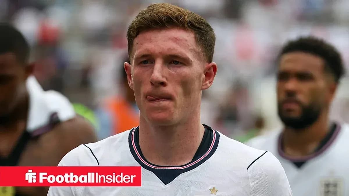 Jugador de Inglaterra saliendo del campo tras el partido Jugador de Inglaterra saliendo del campo tras el partido