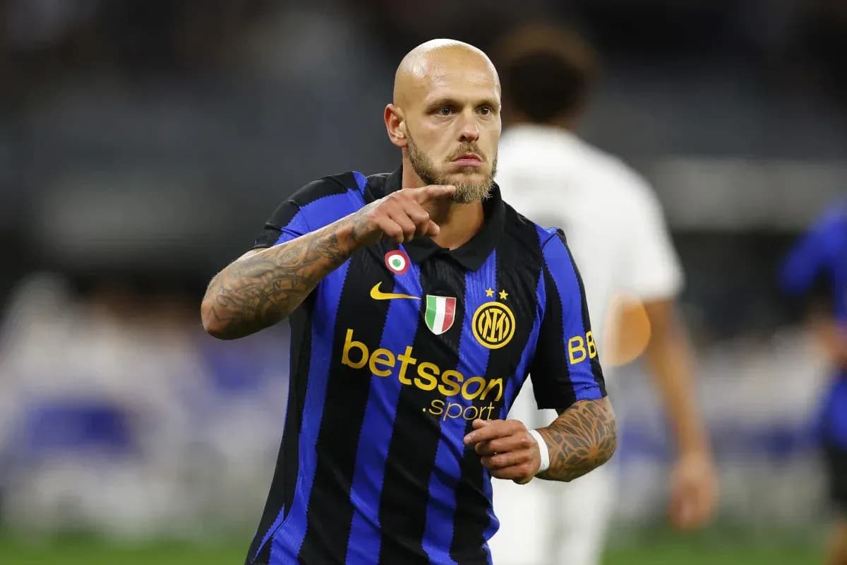 Jugador señalando durante el partido con camiseta de Inter Jugador señalando durante el partido con camiseta de Inter