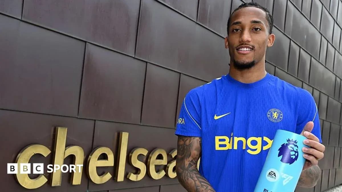 Jugador sosteniendo trofeo de jugador del mes frente a Chelsea Jugador sosteniendo trofeo de jugador del mes frente a Chelsea