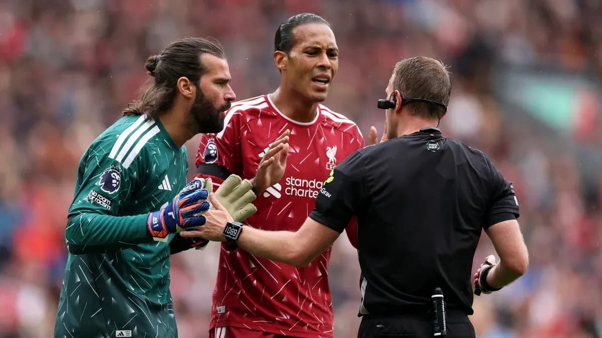 Jugadores de Liverpool discutiendo con el árbitro Jugadores de Liverpool discutiendo con el árbitro