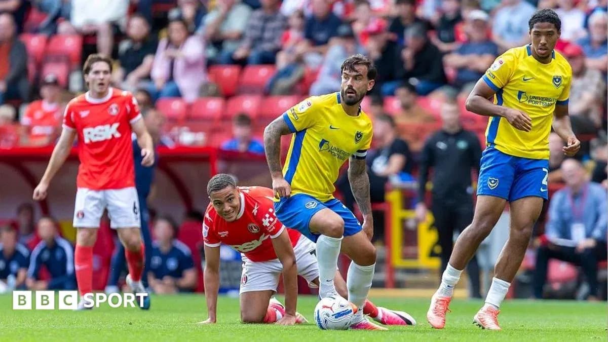 Jugadores de Charlton y Portsmouth en acción durante el partido Jugadores de Charlton y Portsmouth en acción durante el partido