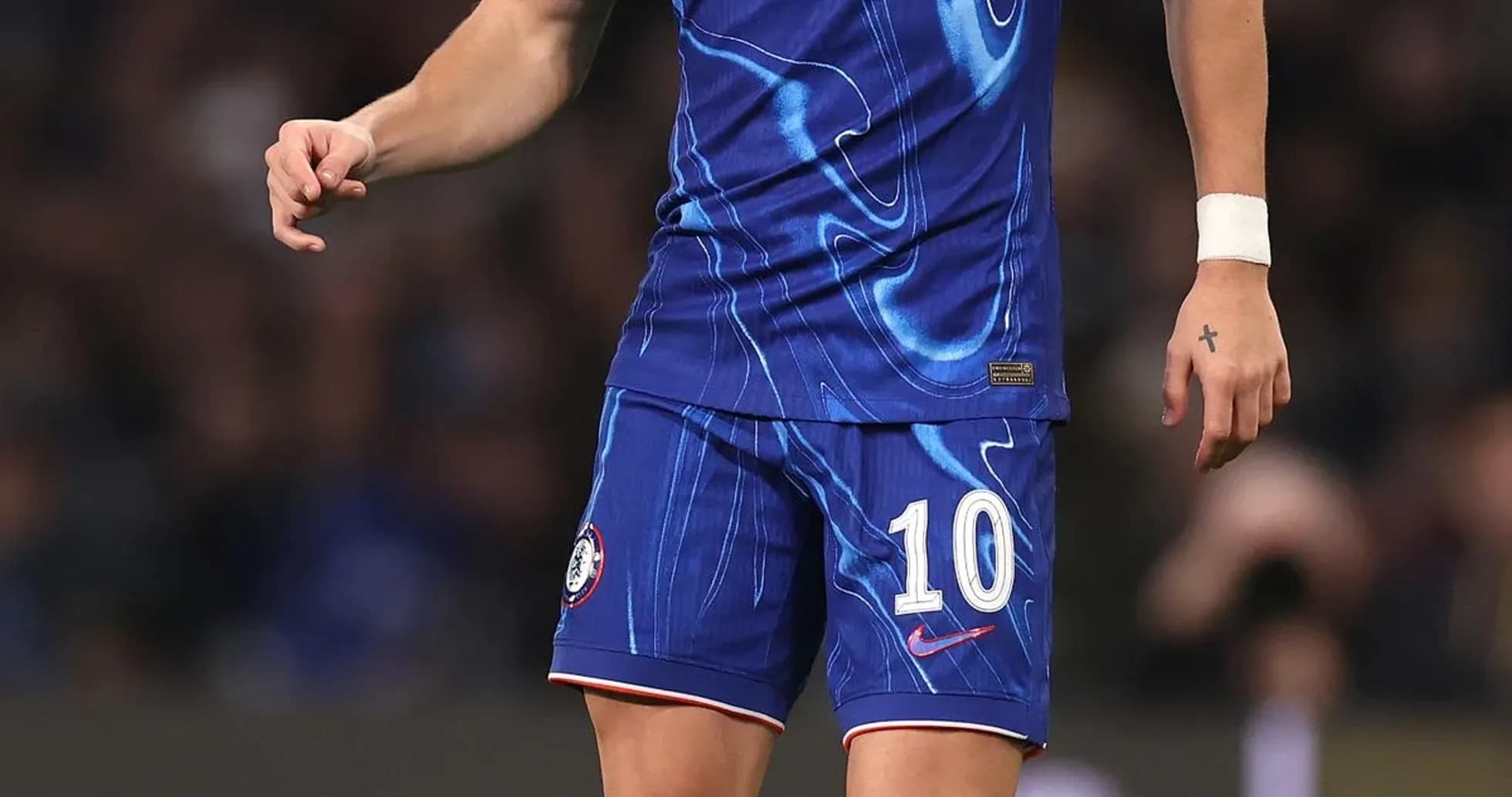 Jugador de Chelsea en acción con balón en campo Jugador de Chelsea en acción con balón en campo