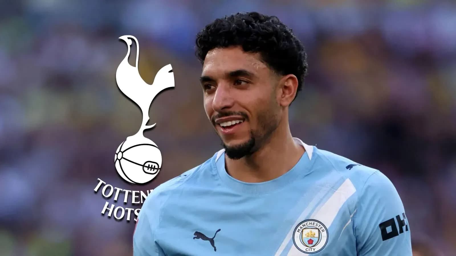 Jugador de Manchester City sonriendo en el campo Jugador de Manchester City sonriendo en el campo