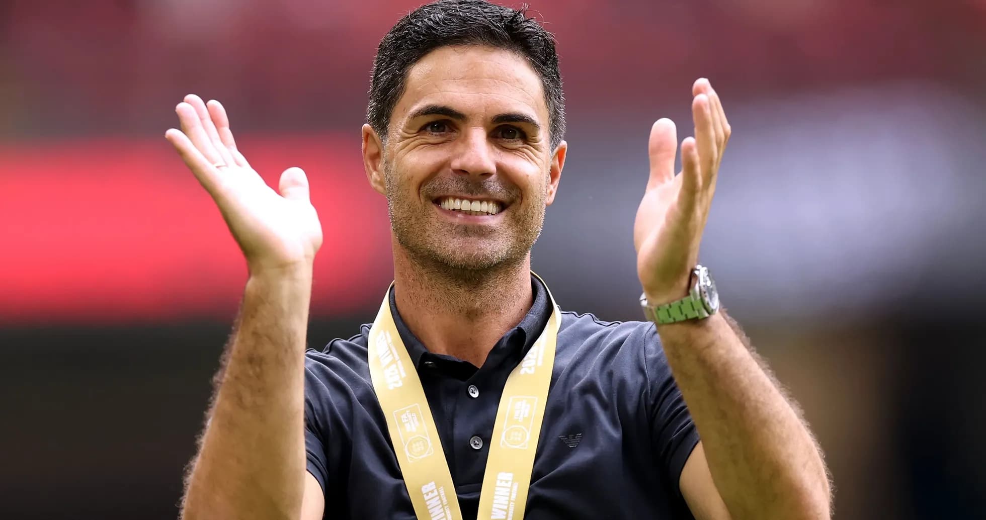 Entrenador saludando con medalla de ganador Entrenador saludando con medalla de ganador