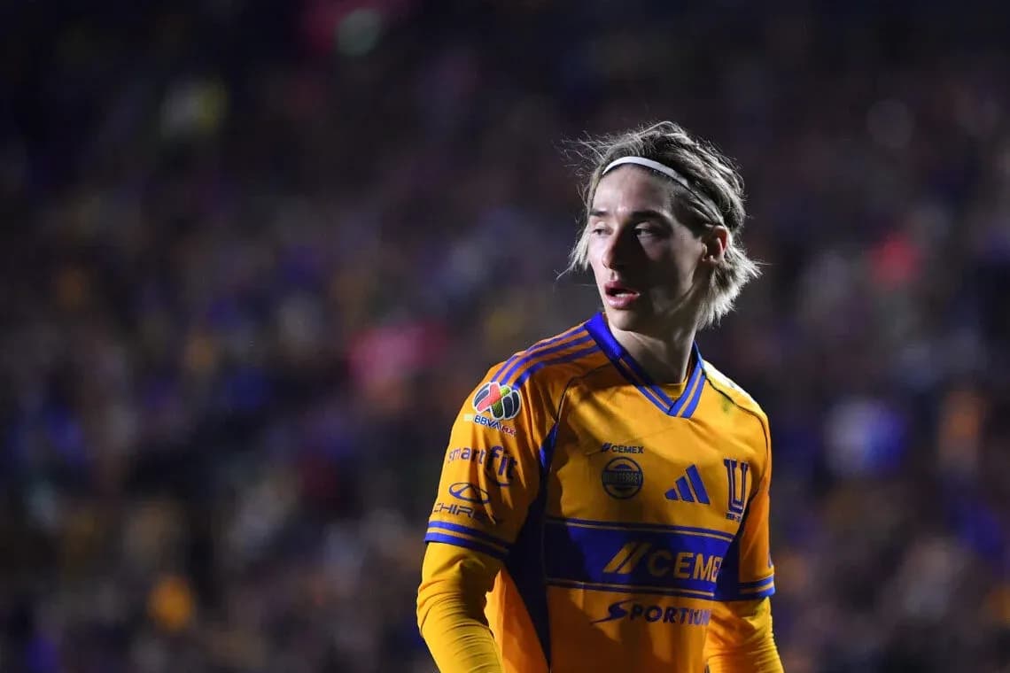 Jugador de Tigres UANL en partido de fútbol Jugador de Tigres UANL en partido de fútbol