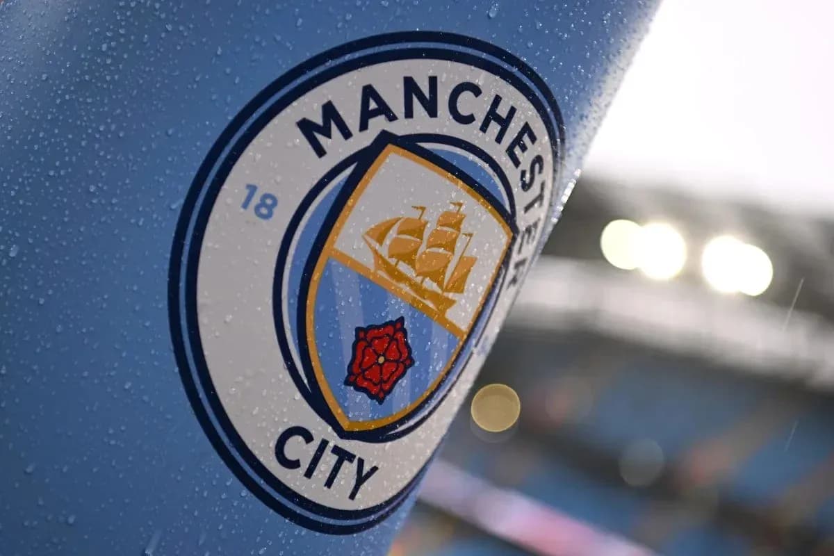 Logotipo de Manchester City en campo de fútbol Logotipo de Manchester City en campo de fútbol