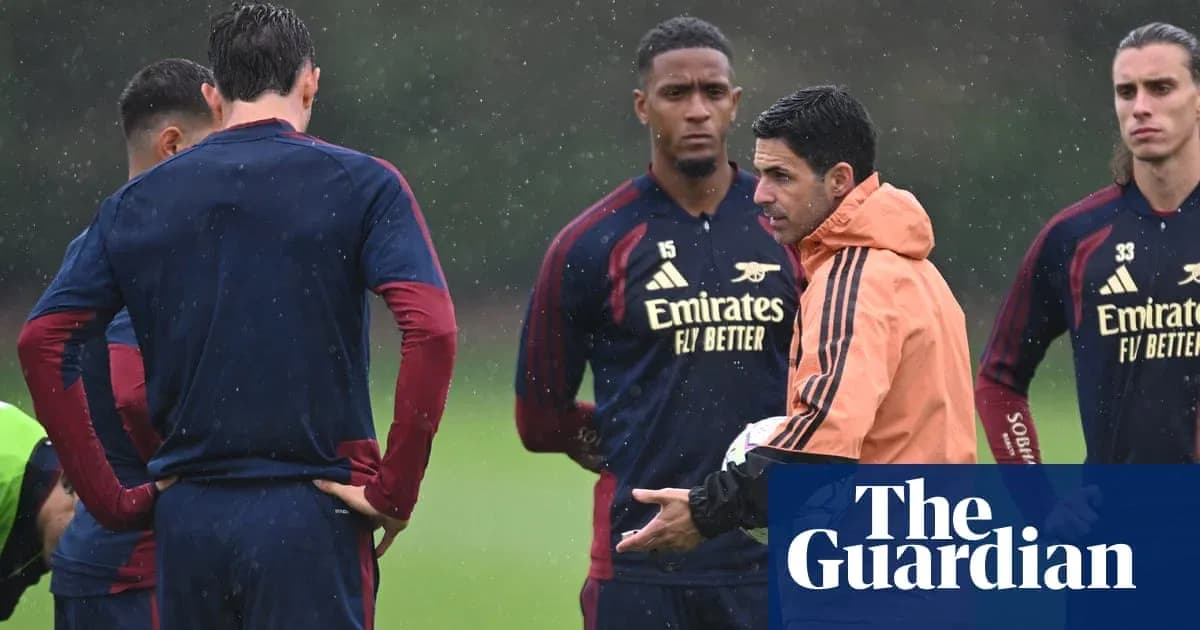 Entrenador hablando con jugadores en sesión de entrenamiento Entrenador hablando con jugadores en sesión de entrenamiento