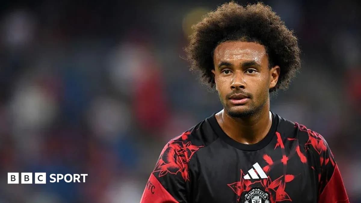 Jugador de fútbol en uniforme con diseño rojo y negro Jugador de fútbol en uniforme con diseño rojo y negro