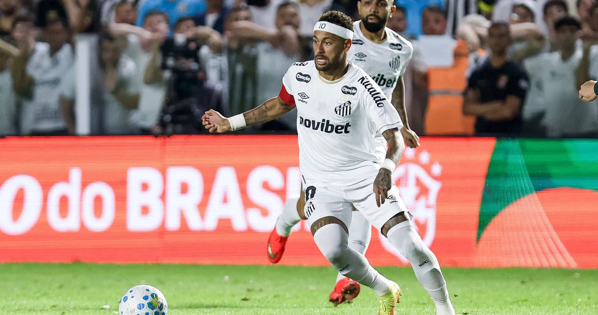 Neymar corriendo con el balón durante el partido Neymar corriendo con el balón durante el partido