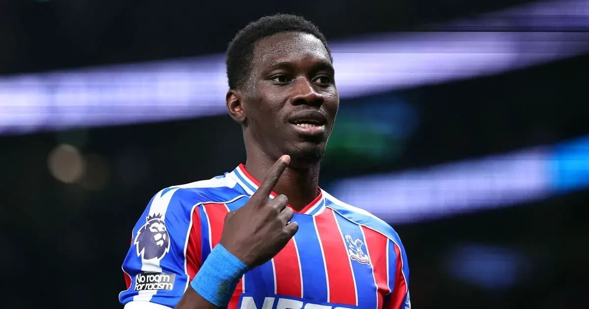 Jugador de Crystal Palace señalando durante el partido Jugador de Crystal Palace señalando durante el partido