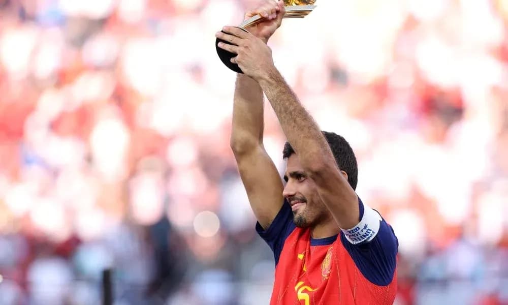 Jugador levantando el trofeo en celebración Jugador levantando el trofeo en celebración