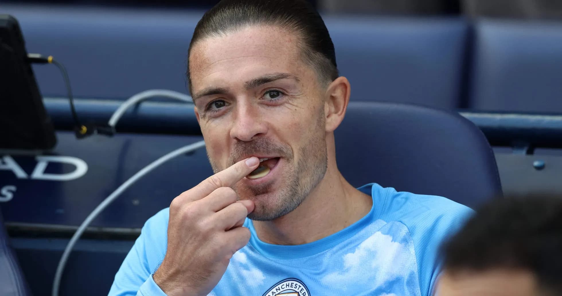 Jugador comiendo en el banquillo durante el partido Jugador comiendo en el banquillo durante el partido