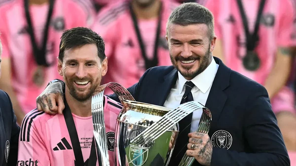 Lionel Messi y David Beckham celebrando con el trofeo Lionel Messi y David Beckham celebrando con el trofeo