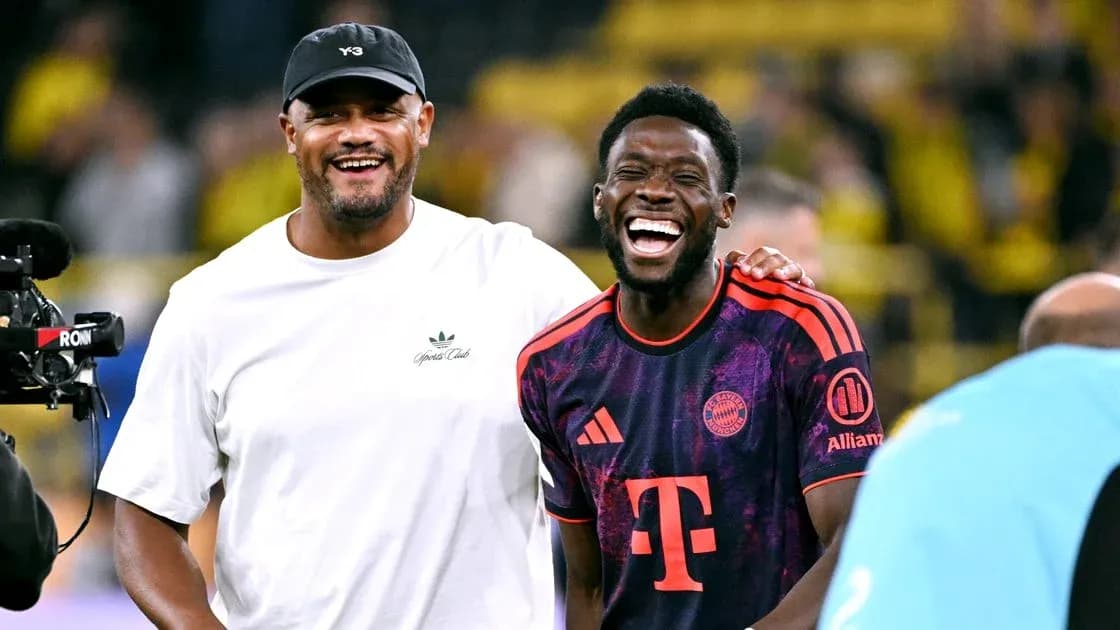 Dos hombres riendo en el campo de fútbol Dos hombres riendo en el campo de fútbol
