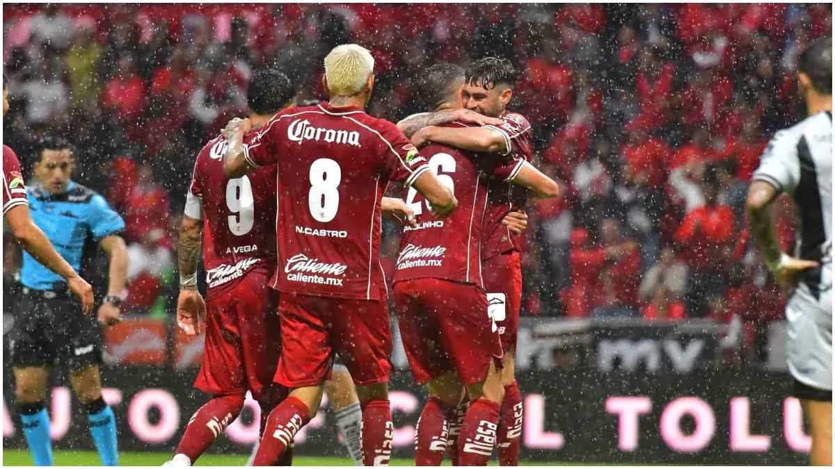 Jugadores de Toluca celebrando un gol en lluvia Jugadores de Toluca celebrando un gol en lluvia