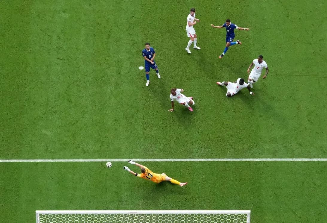 Portero deteniendo un tiro en partido Francia-Inglaterra Portero deteniendo un tiro en partido Francia-Inglaterra