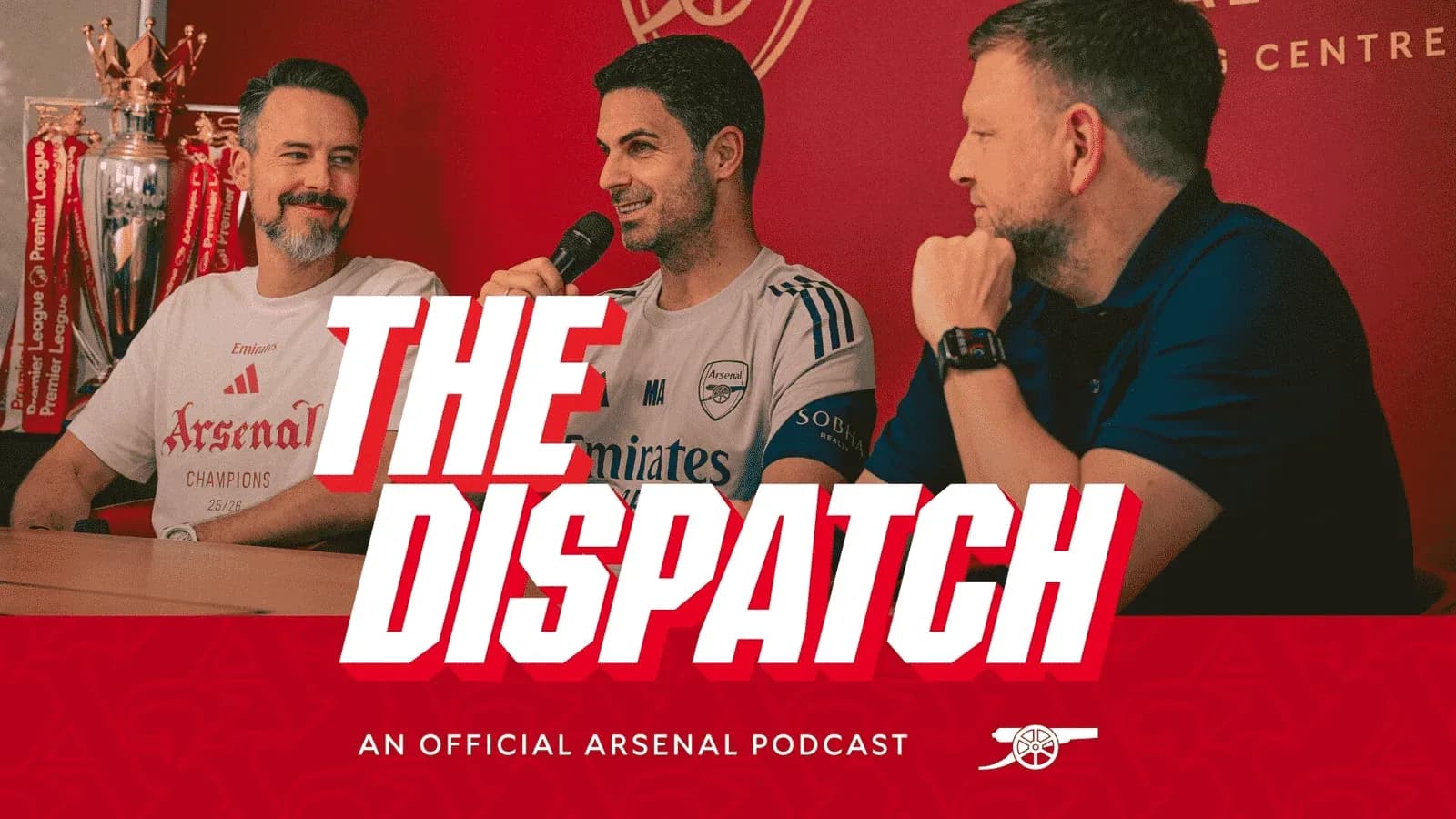 Tres personas en un podcast oficial de Arsenal Tres personas en un podcast oficial de Arsenal