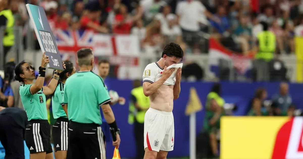 Jugador inglés saliendo del campo tras sustitución Jugador inglés saliendo del campo tras sustitución