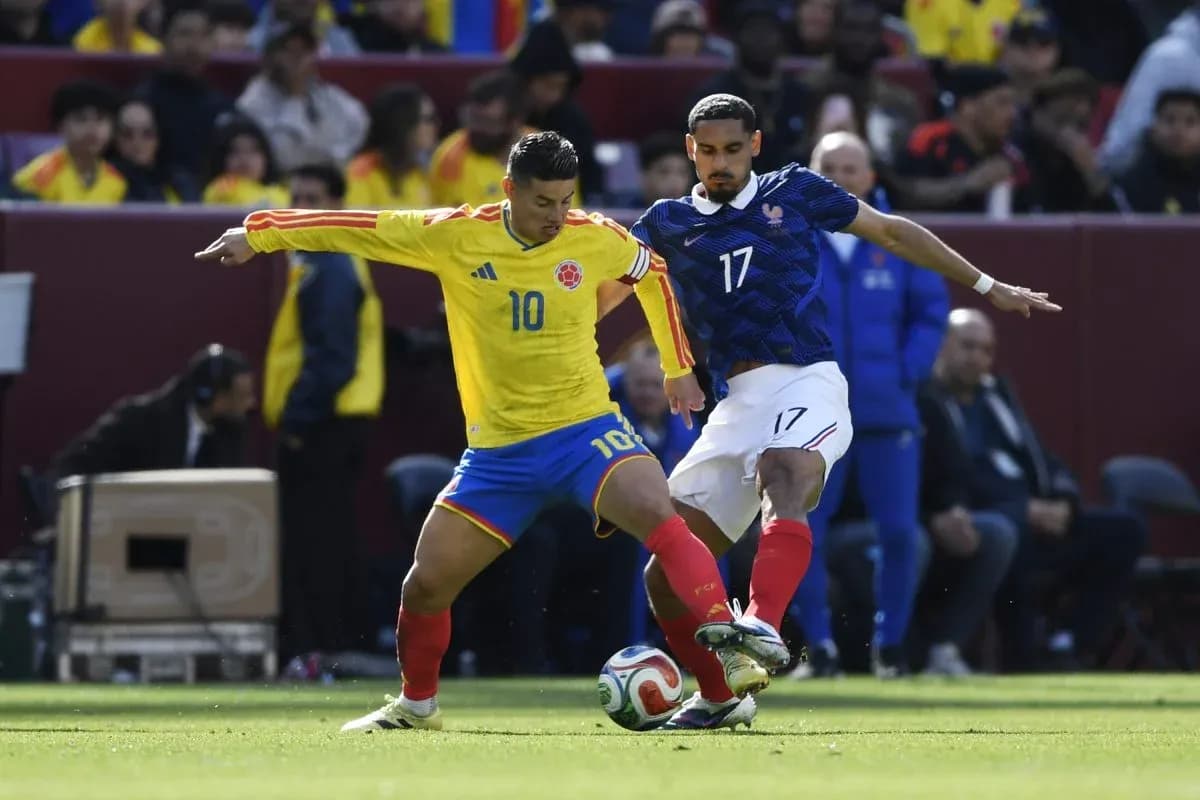 Jugador de Colombia y Francia disputando el balón Jugador de Colombia y Francia disputando el balón