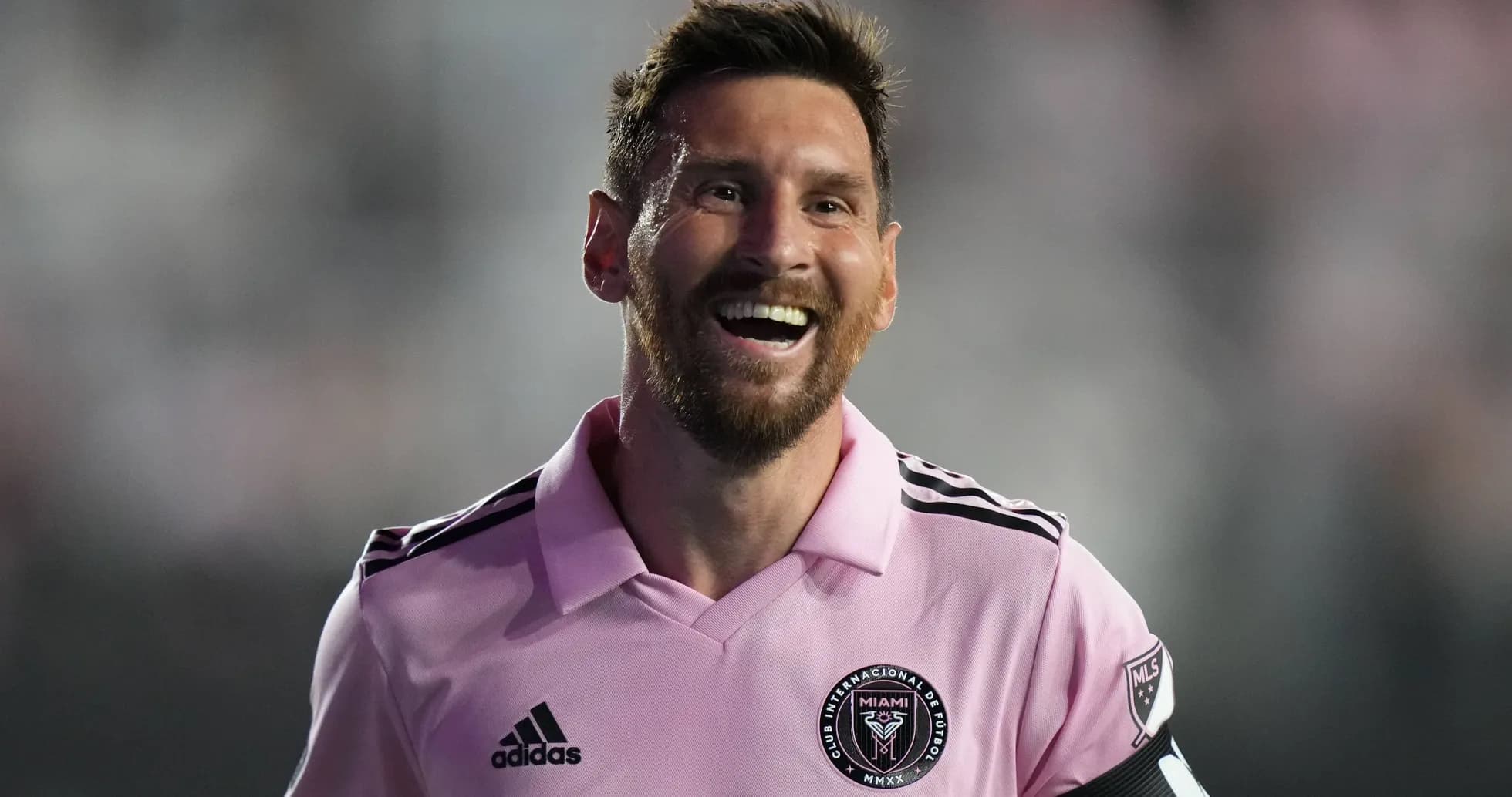 Lionel Messi sonriendo con camiseta del Inter Miami Lionel Messi sonriendo con camiseta del Inter Miami