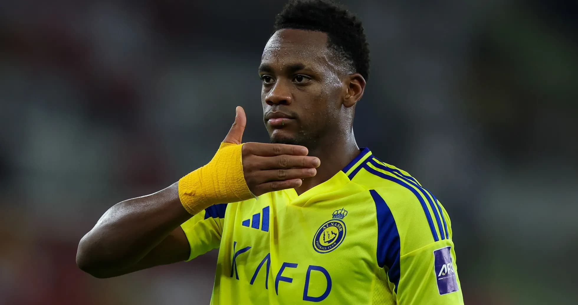 Jugador de Al Nassr señalando con la mano Jugador de Al Nassr señalando con la mano