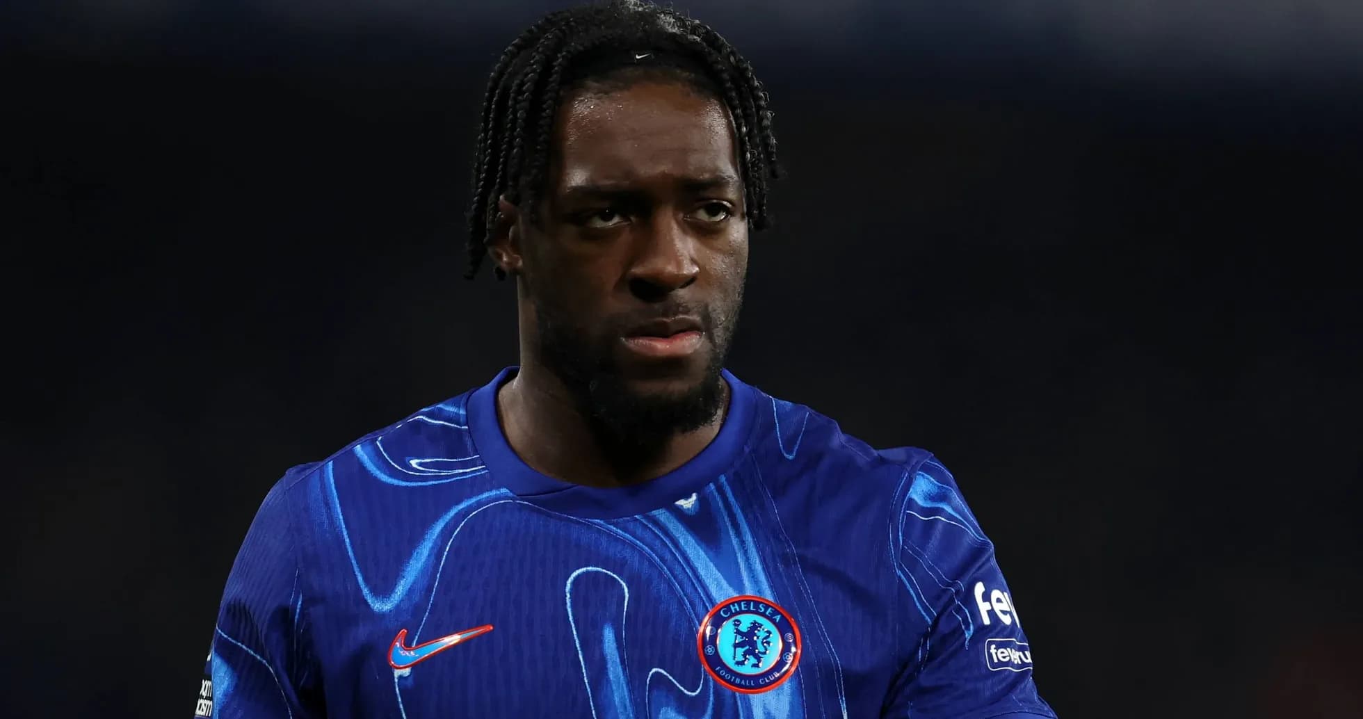 Jugador de Chelsea con camiseta azul durante partido Jugador de Chelsea con camiseta azul durante partido