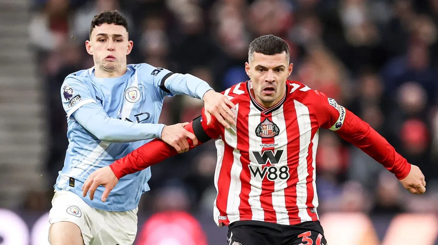 Jugador de Manchester City persiguiendo a jugador de Sunderland Jugador de Manchester City persiguiendo a jugador de Sunderland