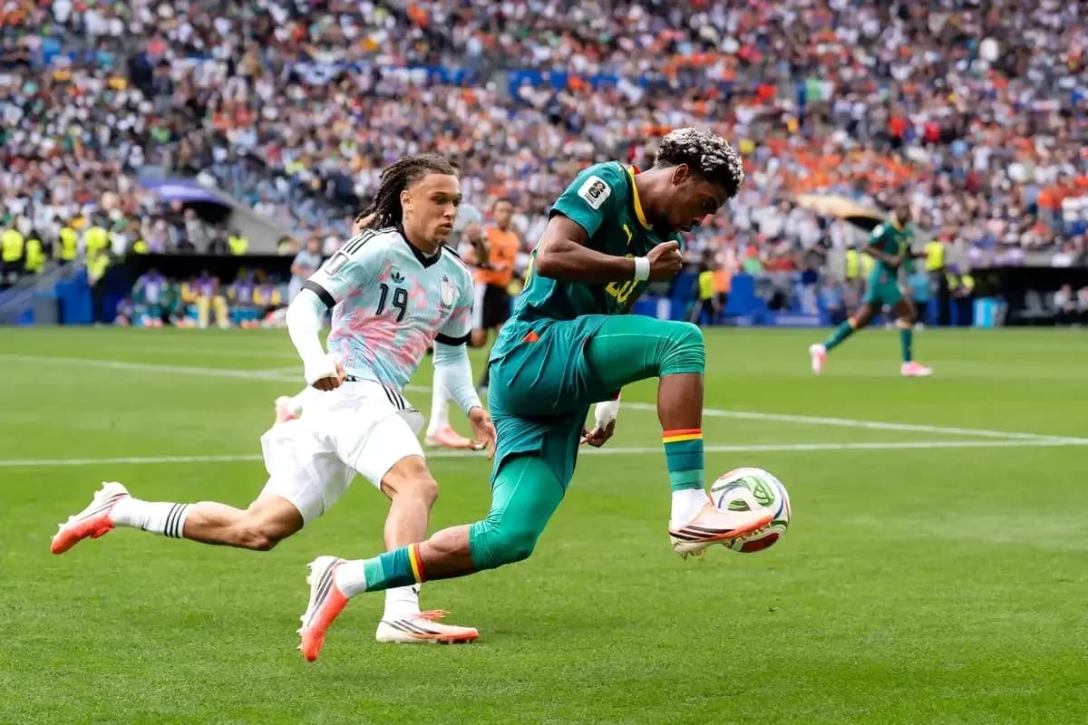 Jugador de Camerún controla el balón durante el partido Jugador de Camerún controla el balón durante el partido