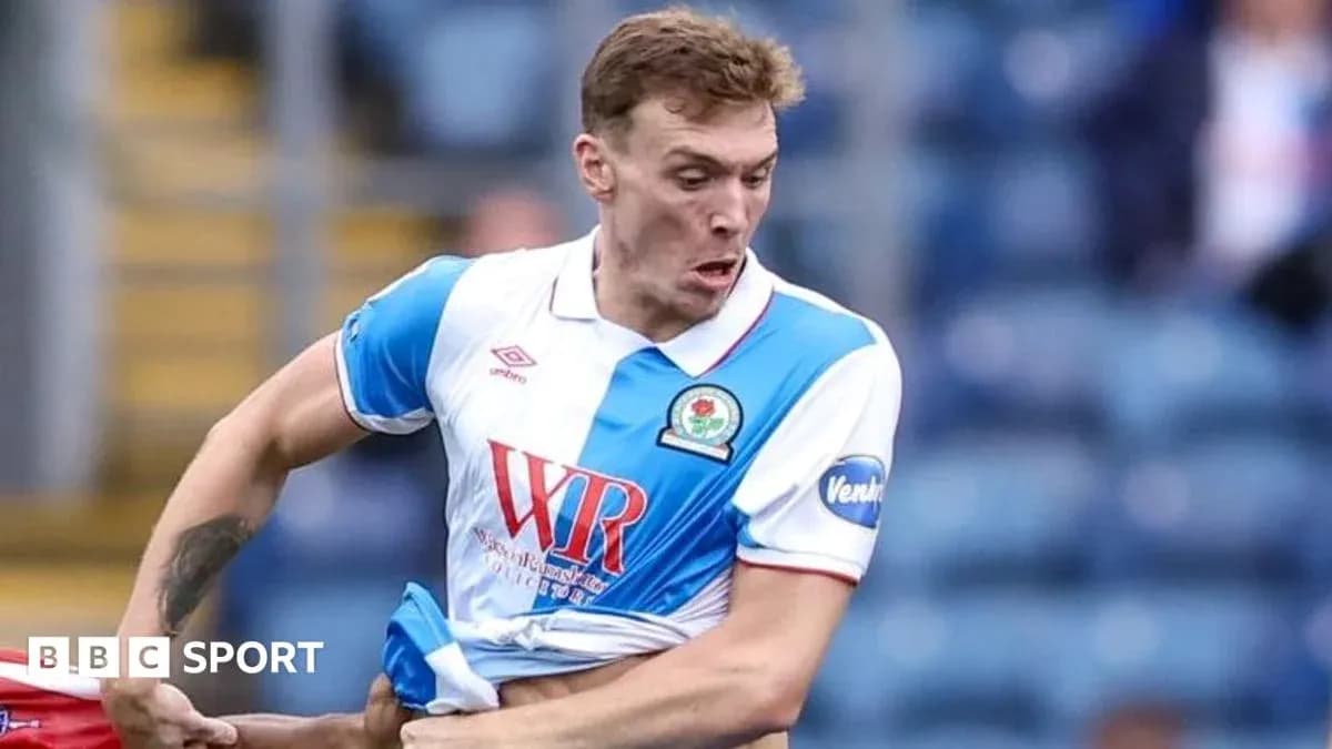 Jugador de Blackburn Rovers en acción durante el partido Jugador de Blackburn Rovers en acción durante el partido