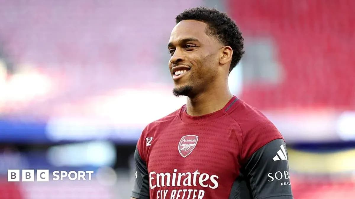 Jugador de Arsenal sonriendo en el campo de juego Jugador de Arsenal sonriendo en el campo de juego