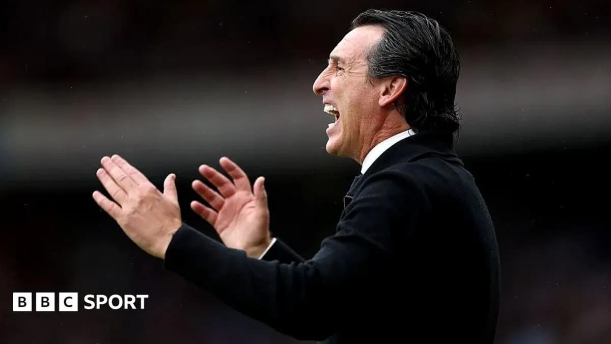 Entrenador animando al equipo durante el partido Entrenador animando al equipo durante el partido
