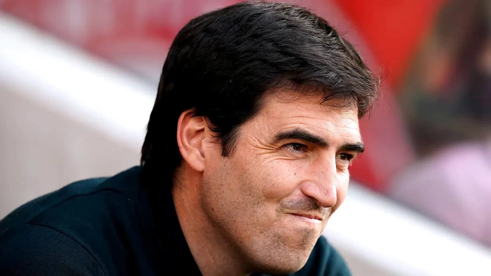Entrenador en el banquillo durante un partido Entrenador en el banquillo durante un partido