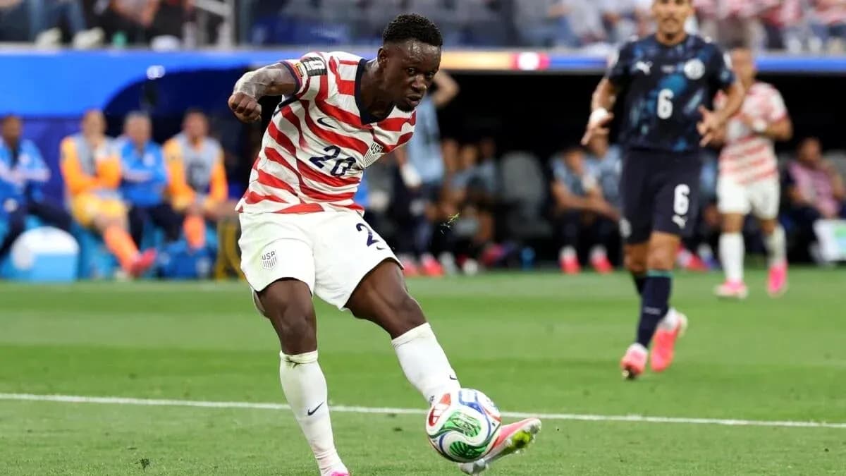 Jugador de Estados Unidos disparando el balón en partido Jugador de Estados Unidos disparando el balón en partido