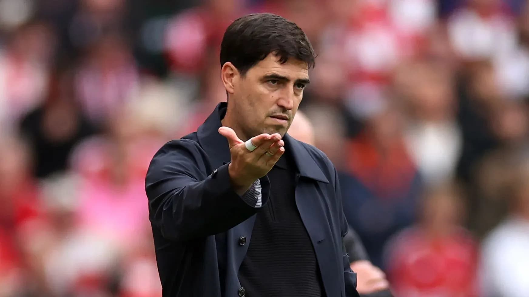 Entrenador gesticulando durante un partido de fútbol Entrenador gesticulando durante un partido de fútbol