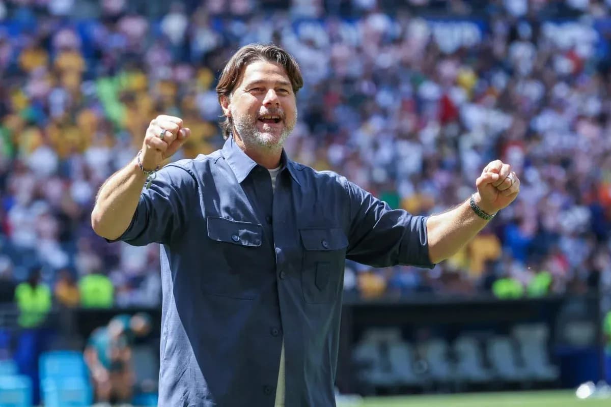 Entrenador celebrando durante un partido en el estadio Entrenador celebrando durante un partido en el estadio