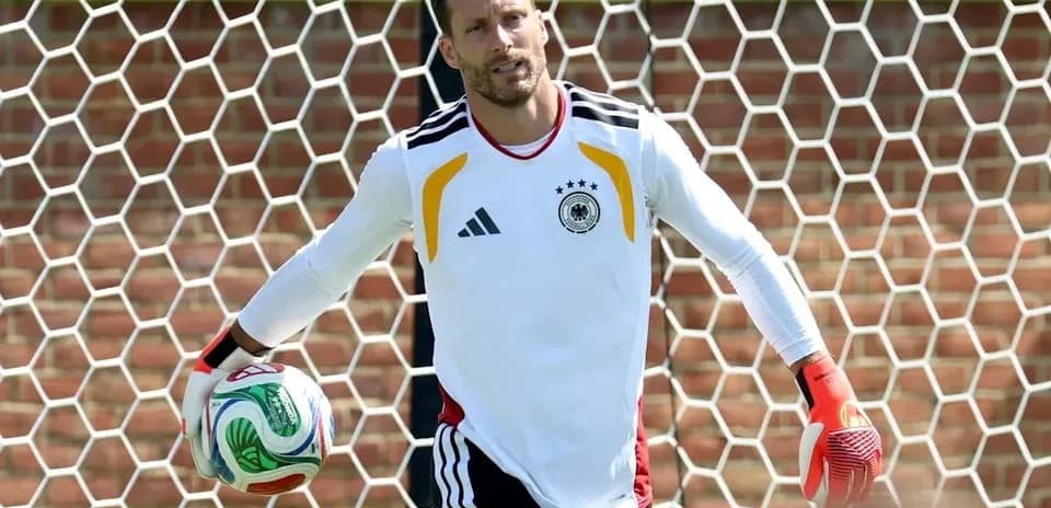 Portero alemán sosteniendo un balón en el entrenamiento Portero alemán sosteniendo un balón en el entrenamiento