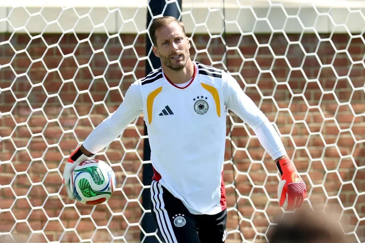 Portero alemán sosteniendo un balón en el entrenamiento Portero alemán sosteniendo un balón en el entrenamiento